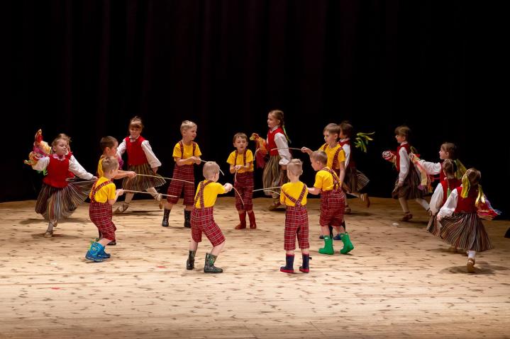 PBDK "Zvaniņš" bērnu deju kolektīvu sadancī "Zeme laimīgā " Jumpravas kultūras namā 2019. gada martā